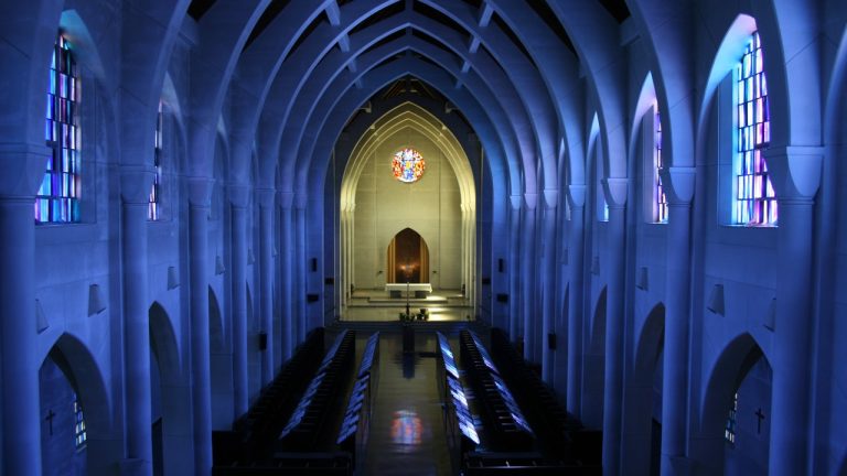Comment suivre la messe en direct à la télévision ?