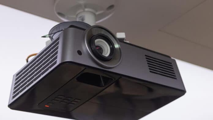 Comment installer un vidéoprojecteur au plafond ?