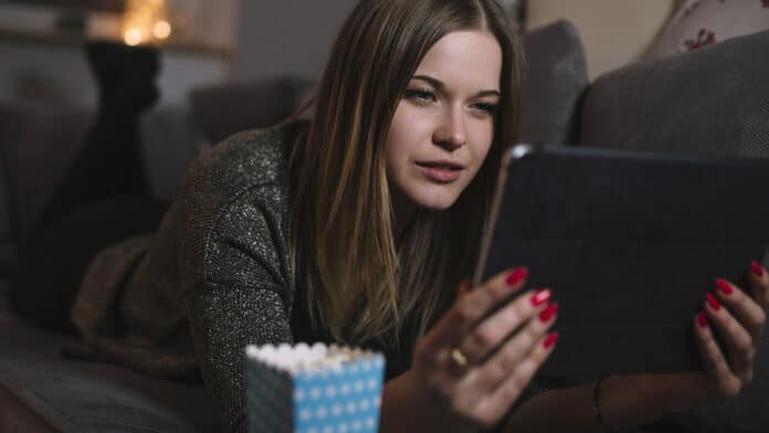 Comment regarder la TV sans box TV : toutes les solutions gratuites et payantes en 2026